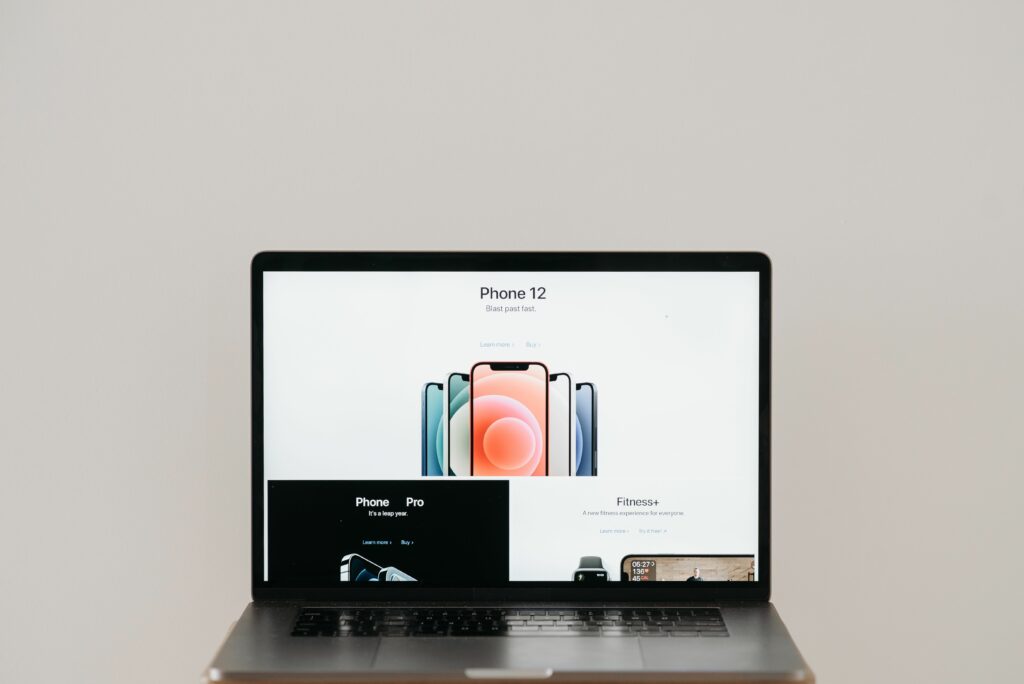 Ordinateur portable affichant la page d’un site web e-commerce